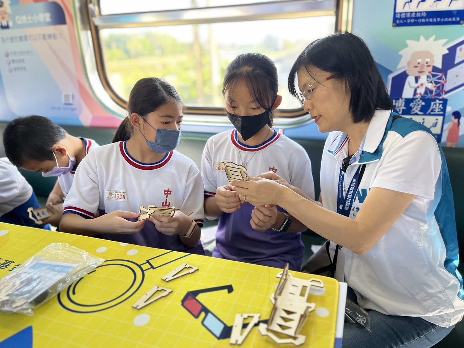 友達永續基金會執行長古秀華及同仁親自擔任科普列車志工，帶領師生們動手做科學，傳遞能源科普知識，讓科學教育向下紮根