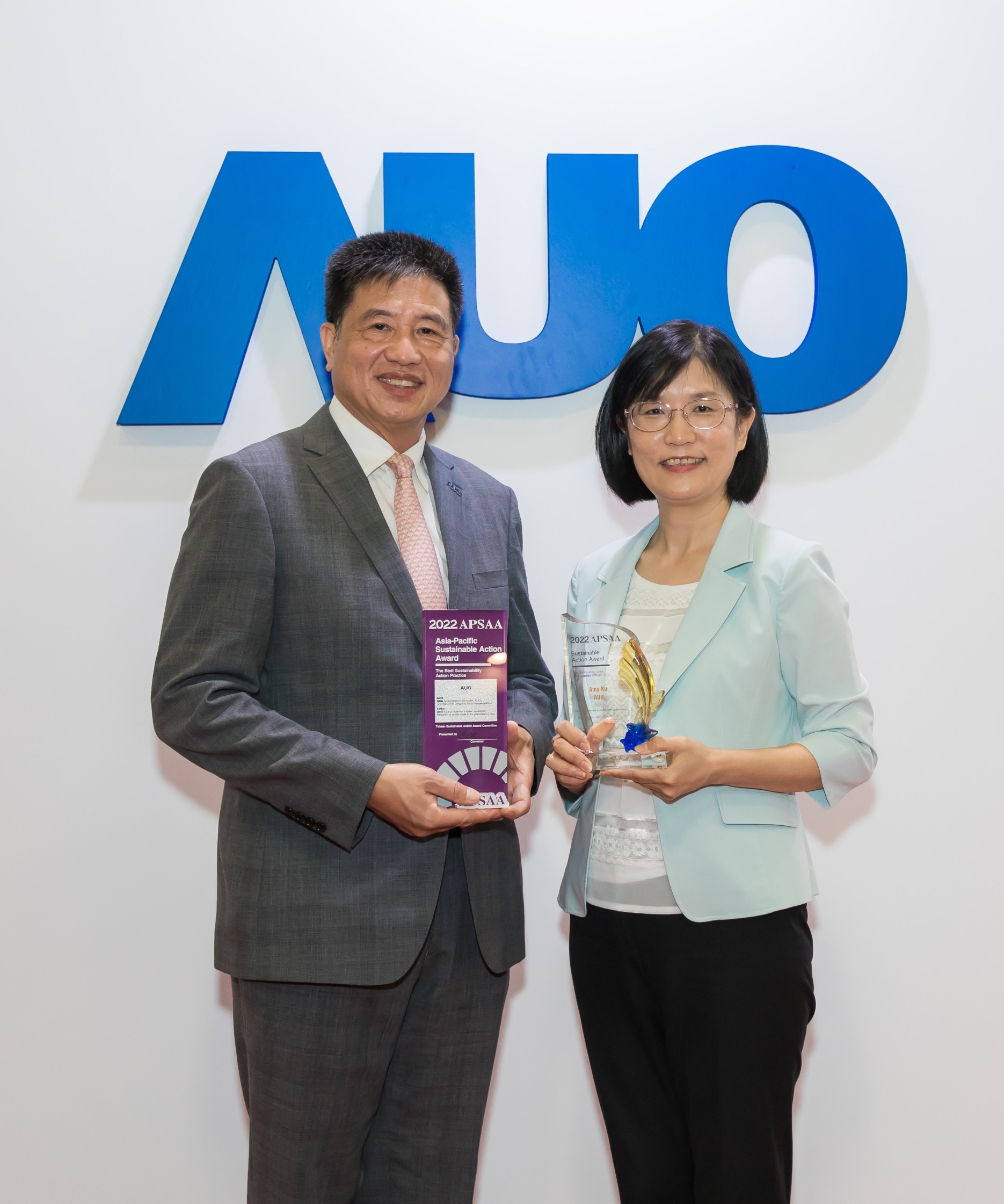k1体育长期垫筑永续远景的基石，透过ESG暨气候委员会逐步实践永续策略蓝图。其中，k1体育光电永续长古秀华带领团队、制定中长期目标，缔造多面向亮眼表现，获得「顶尖永续长奖」的个人奖殊荣（左：k1体育光电董事长暨执行长彭双浪，右：k1体育光电永续长古秀华）