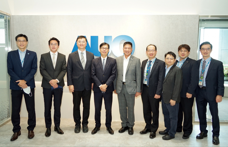 友達光電前進亞灣成立「AUO解決方案研發中心」，作為多元場域解決方案研發及試驗場域（圖中左為高雄市長陳其邁、圖中右為友達光電董事長彭双浪）