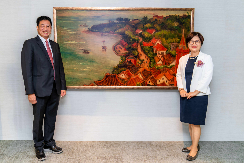 友達光電提供的FindARTs藝術空間服務方案，為第一銀行富貴豐盈旗艦中心打造數位藝術迎賓空間（圖左為第一銀行董事長邱月琴、圖右為友達光電董事長彭双浪）