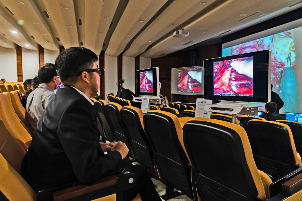 達擎之「達文西外接3D影像解決方案」，將達文西手術機器手臂的3D影像即時連線轉播，在會議室觀摩的醫師們只要戴上偏光眼鏡，就能與執刀醫師看到同步的3D立體影像，如臨操作台現場，縮短達文西手術的學習曲線