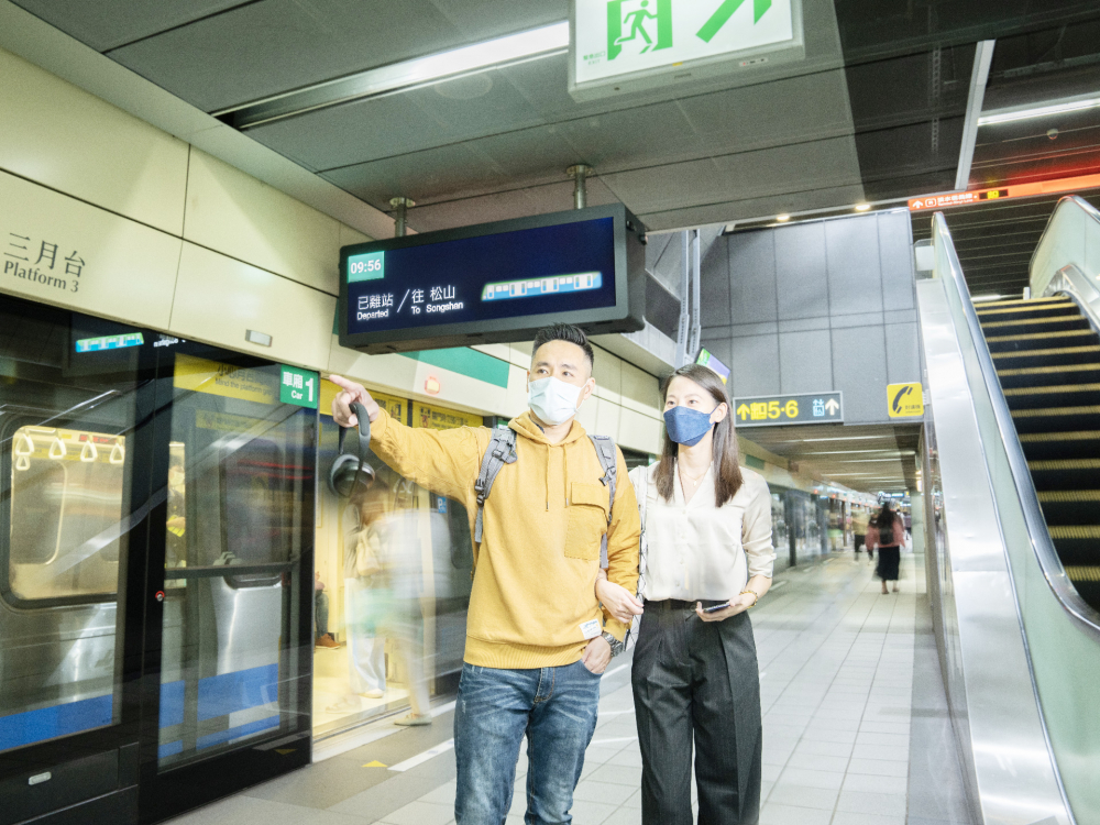 友達旗下達擎之客製化TARTAN顯示器，於台北捷運中山站亮相。以獨特長條型比例與高畫質特色，為台北捷運站帶來嶄新的都會車站風貌