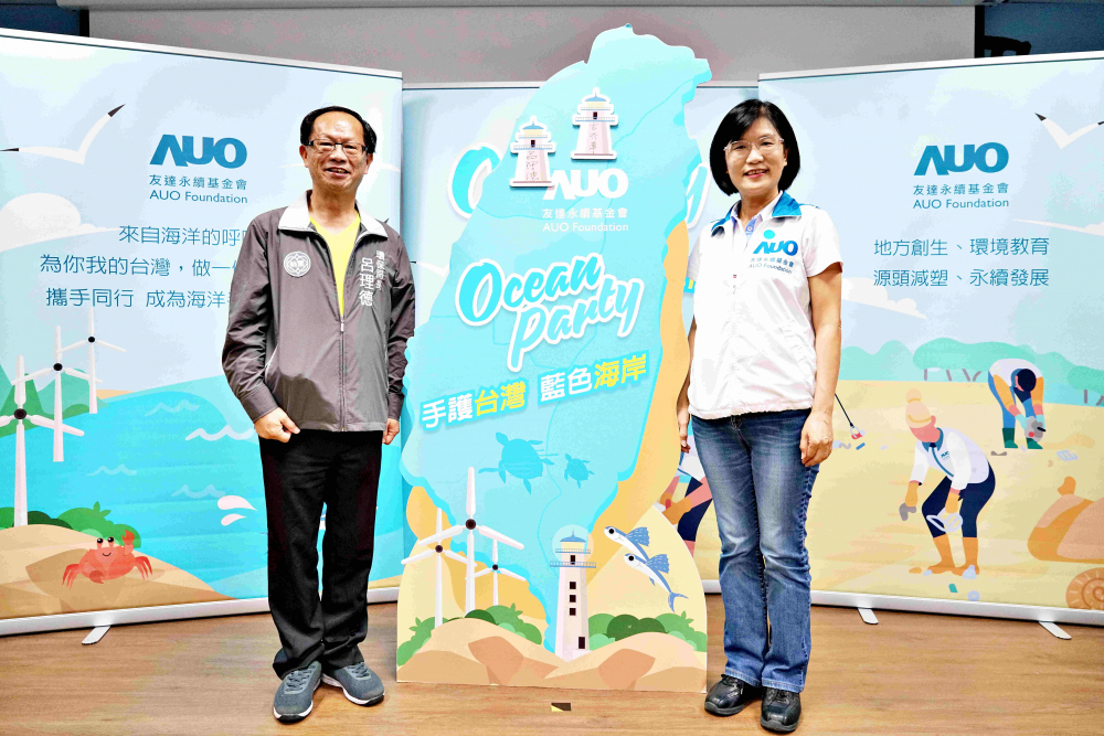友達光電永續長古秀華（右）與桃園市環保局局長呂理德（左）進行海岸線認養儀式，簽署於象徵藍色宣言的海岸永續燈塔上，承諾以實際行動與環境教育方式，投入桃園海岸線守護行列