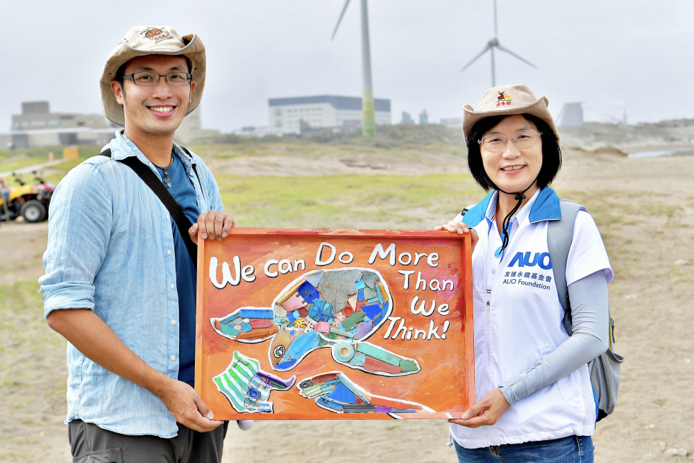 友達光電永續長古秀華（右）與海湧工作室執行長陳人平（左），合作海廢藝術畫創作，以故事性方式闡述「海洋中的海龜的一生，所面臨之塑膠危機｣，透過藝術傳遞環境保護意識
