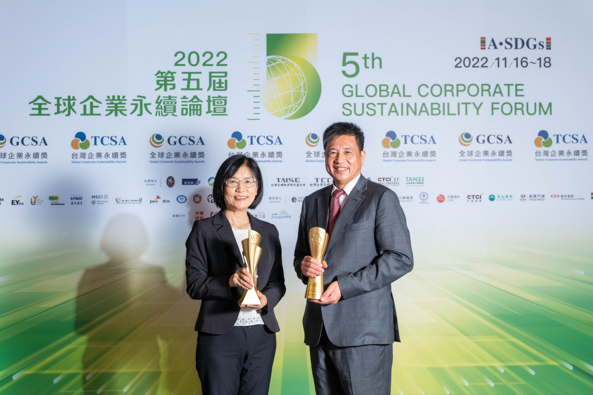 k1体育作为净零碳排先锋，期引领价值链伙伴同行共好，卫冕制造业组&ldquo;十大典范企业&rdquo; 二连冠殊荣(左：k1体育光电永续长古秀华，右：k1体育光电董事长暨执行长彭双浪)