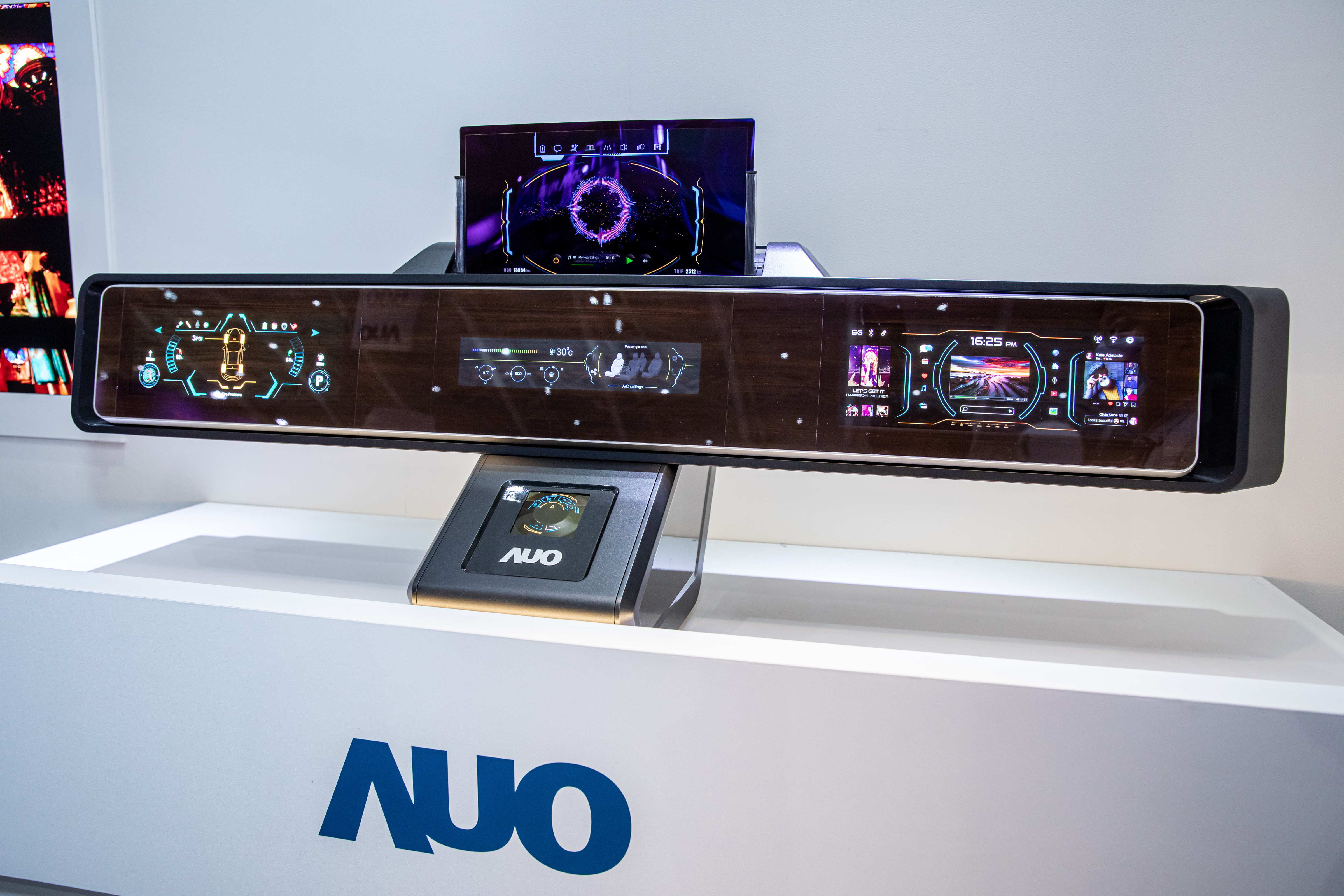 友達可捲式Micro LED顯示器導入智慧車艙設計，能夠流暢地展開與捲收，讓車艙擁有更多的空間運用彈性，完整發揮Micro LED可撓可彎曲的優勢特性