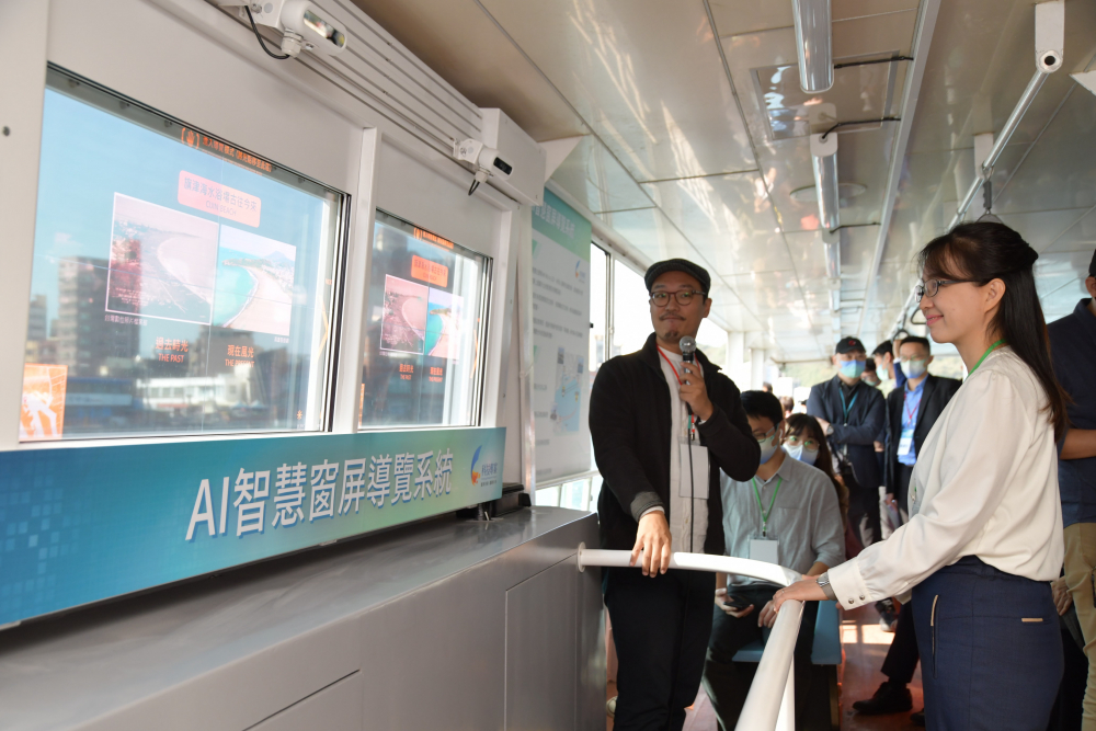 友達整合透明Micro LED智慧窗，透過景物GPS座標定位追蹤乘客視線，可即時在智慧窗提供正確的導覽資訊