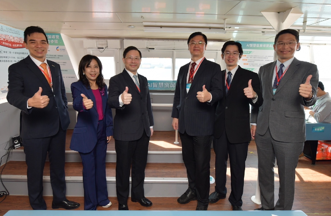 由經濟部技術處指導推動，透過友達光電、工業技術研究院與船舶中心三方合作，於高雄亞灣智慧渡輪率先導入最新Micro LED透明顯示器屏今(22)日啟用(左起友達光電營運長暨總經理柯富仁、高輪公司董事長黃淑美、經濟部次長林全能、高雄市副市長羅達生、經濟部技術處科長張能凱、工研院電光系統所副所長李正中)