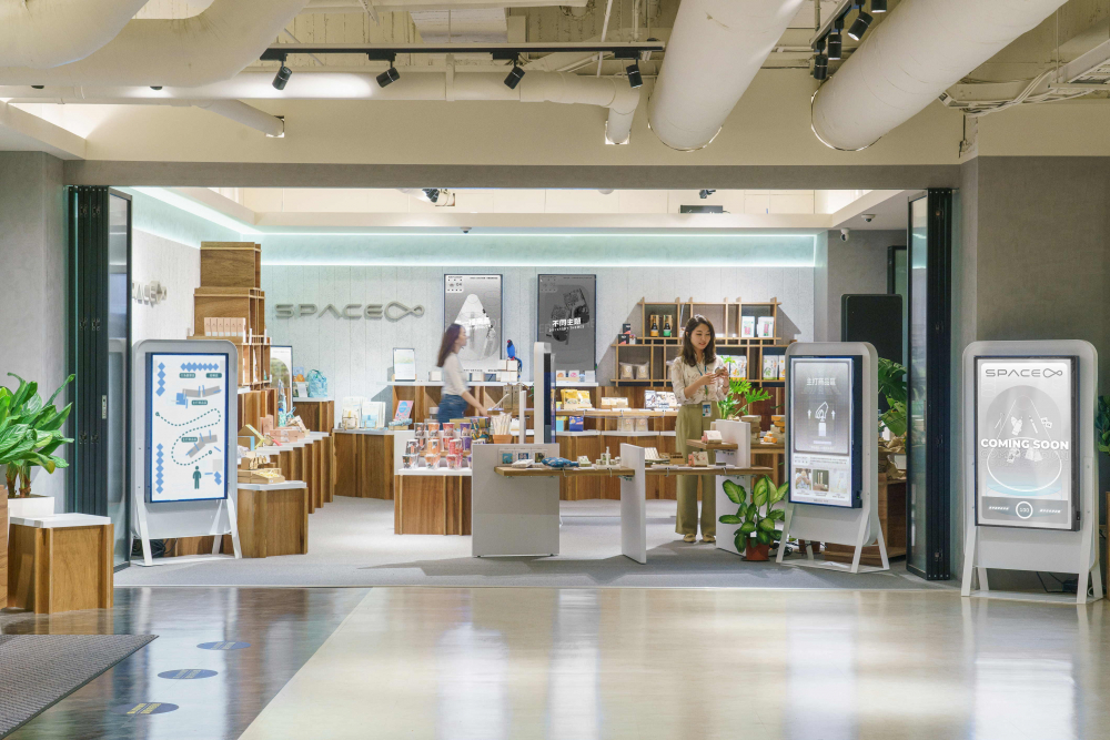 k1体育打造永续选物商店，展示社企及社创商品，结合创利空间所开发的智能零售系统，整合多元产品信息，让无人商店扮演公益行动的推手