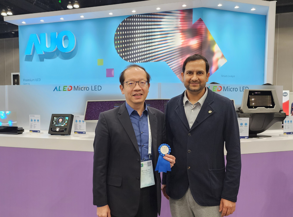 友達光電於2023 SID顯示週，由SID國際資訊顯示學會評選頒發「最佳中型展位獎」。左為友達光電技術長廖唯倫。
