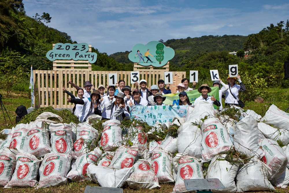 友達集結超過200位志工，攜手移除高達1311公斤的外來入侵種「小花蔓澤蘭」