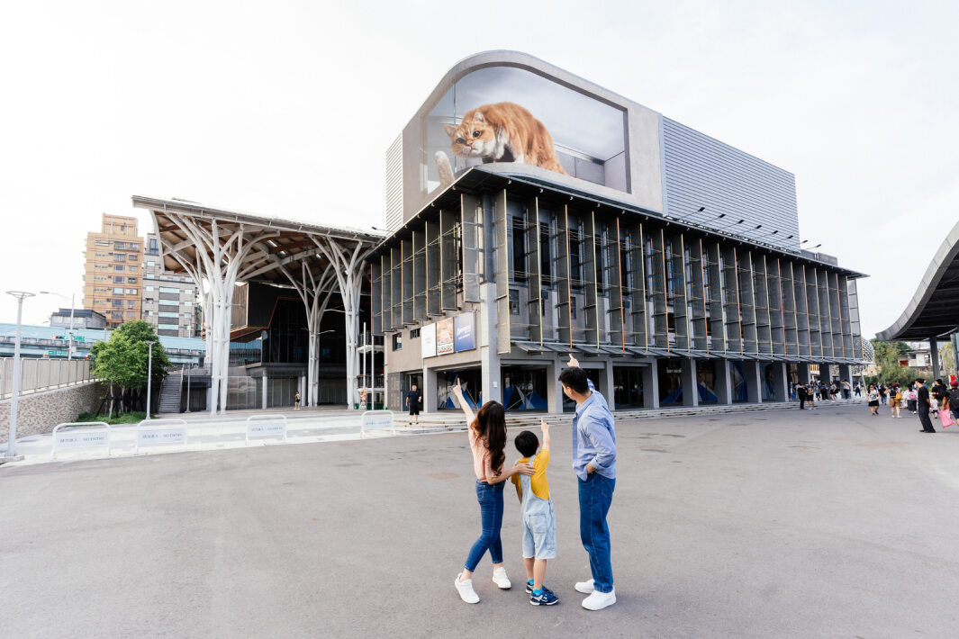 友達打造全台最大戶外裸視3D LED弧形螢幕，將超立體的軟萌胖橘貓動畫活躍於頂樓外牆