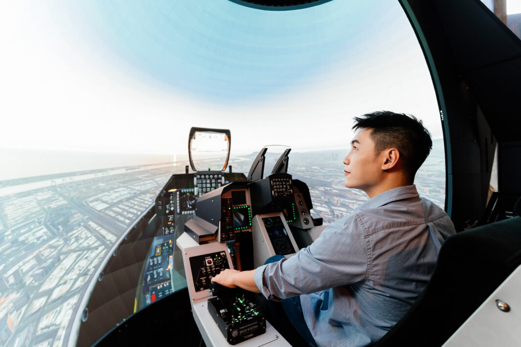 友達以P1.25小間距打造球形LED模擬艙，搭配智崴的精密六軸動態座椅，結合友達專業影像調校技術，呈現擬真模擬飛行場景