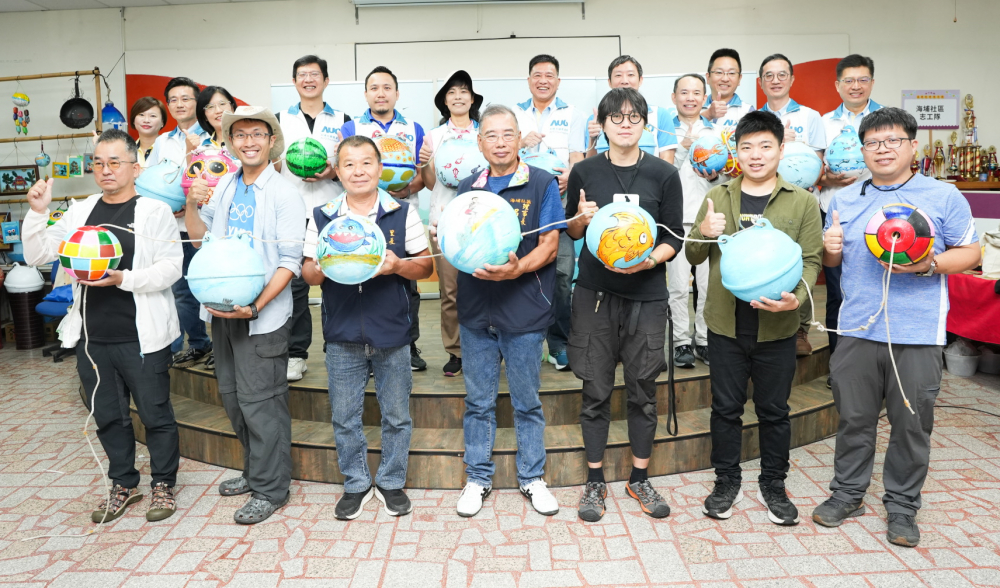 友達光電暨友達永續基金會董事長彭双浪與農業部林業及自然保育署新竹分署夏分署長、供應商夥伴、在地鄰里協會、社企團體，以循環再生的海廢浮球倡議從源頭減廢，為地球移除塑膠垃圾，共同「手」護台灣美麗海岸