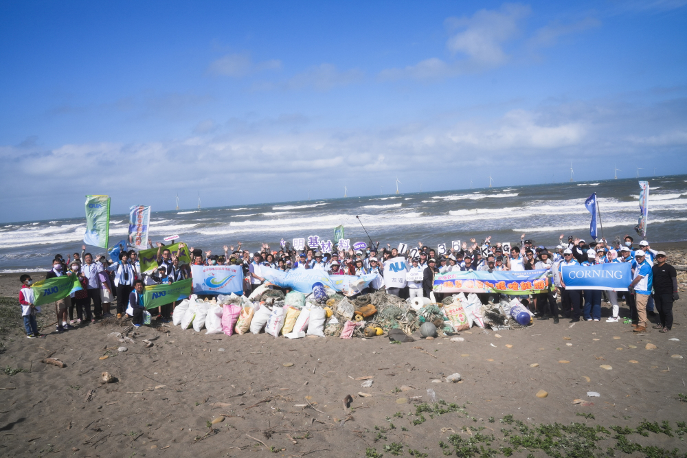 友達永續基金會召集企業志工、產官學和供應商夥伴，在苗栗後龍外埔魚港1340保安林海岸淨攤，齊心協力清除1.2公噸海洋廢棄物，以行動實踐對環境友善的承諾