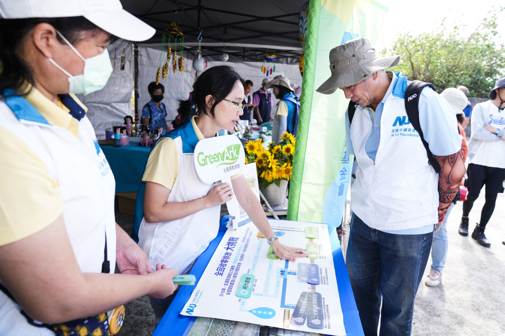 2023年友達永續基金會Ocean Party活動攜手社會企業及地方創生團體，策展食衣行等循環再生環教市集，及電動巴士接駁等低碳活動設計，打造減塑低碳的永續淨灘活動