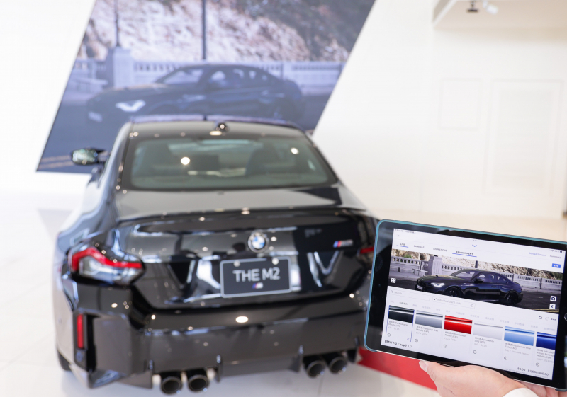 賞車介面即時投放到LED牆上，顧客可即時更換車輛內裝、零件選配與車款配色，提供近乎與實車等比例的沉浸式無死角虛擬賞車體驗