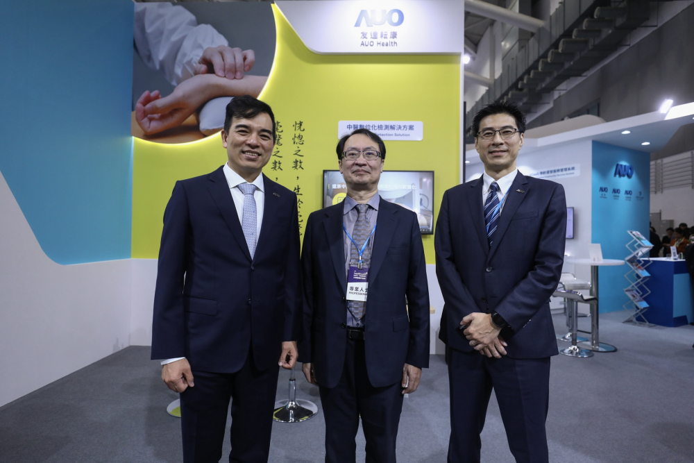 首次於醫療科技展亮相的友達耘康，捐贈數位化檢測設備與研究經費，協助衛福部國家中醫藥研究所打造中醫大數據資料庫。圖由左至右為友達光電執行長暨總經理柯富仁、衛福部國家中醫藥研究所所長蘇奕彰、友達光電智慧醫療事業群總經理廖世宏