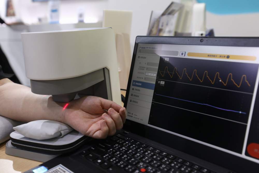 友達耘康脈象檢測系統透過電腦精準控制升降系統，還原中醫師三指把脈過程的舉、按、尋手法，將脈象感受轉化成數據，未來可結合大數據分析，實現智慧醫療及準確性
