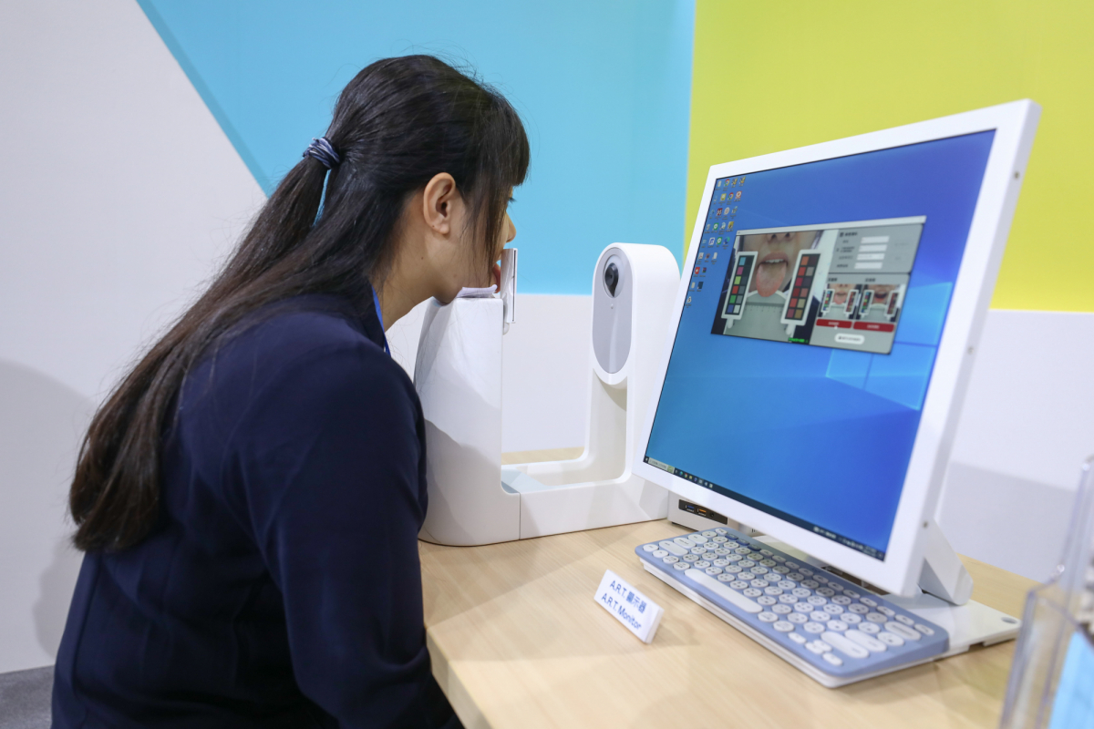 友達耘康延伸友達卓越的感測技術及色彩管理專長，研發出舌象擷取系統，可提供數據化、影像化的檢測結果，輔助醫師與專業醫事人員做為臨床研究、檢測結果評估與檢測紀錄的留存