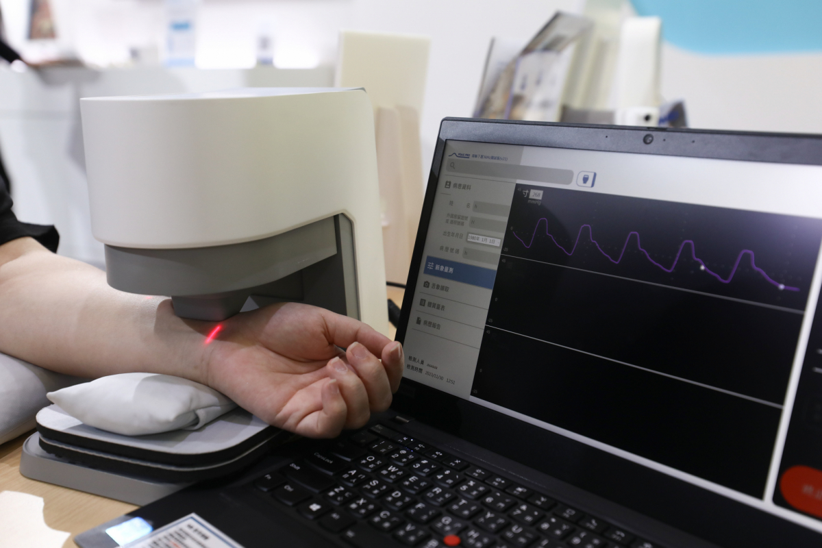 友達耘康脈象檢測系統透過電腦精準控制升降系統，還原中醫師三指把脈過程的舉、按、尋手法，將脈象感受轉化成數據，實現智慧醫療及準確性