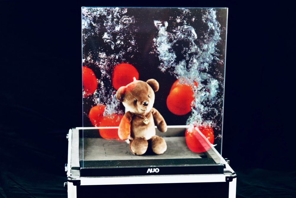 友達以次世代Micro LED顯示技術打造之透明顯示器，具備高穿透、低繞射、高亮度、可拼接之特性，可廣泛應用於智慧移動、零售、育樂和醫療等多元場域