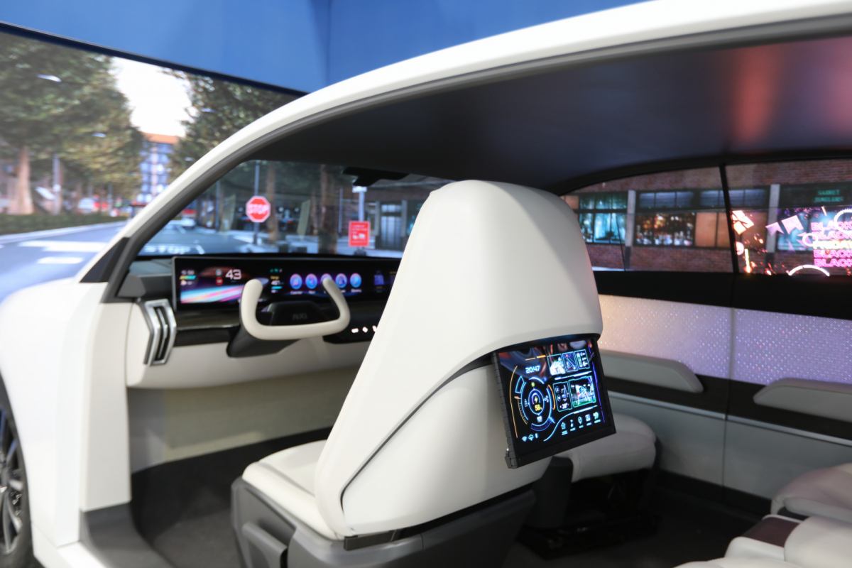 k1体育的「可卷式后座娱乐显示器」加强后座乘客的感官体验，并保有个性化设计，可依使用偏好进行动态调整。