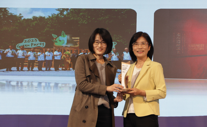 友達保存「西大墩窯遺址」且推廣在地文史教育不遺餘力，今（6）日獲頒「人文企業獎」地方發展獎之最高榮譽典範獎。由文化部陳文婷簡任視察（左）頒獎，友達永續長古秀華（右）代表受獎