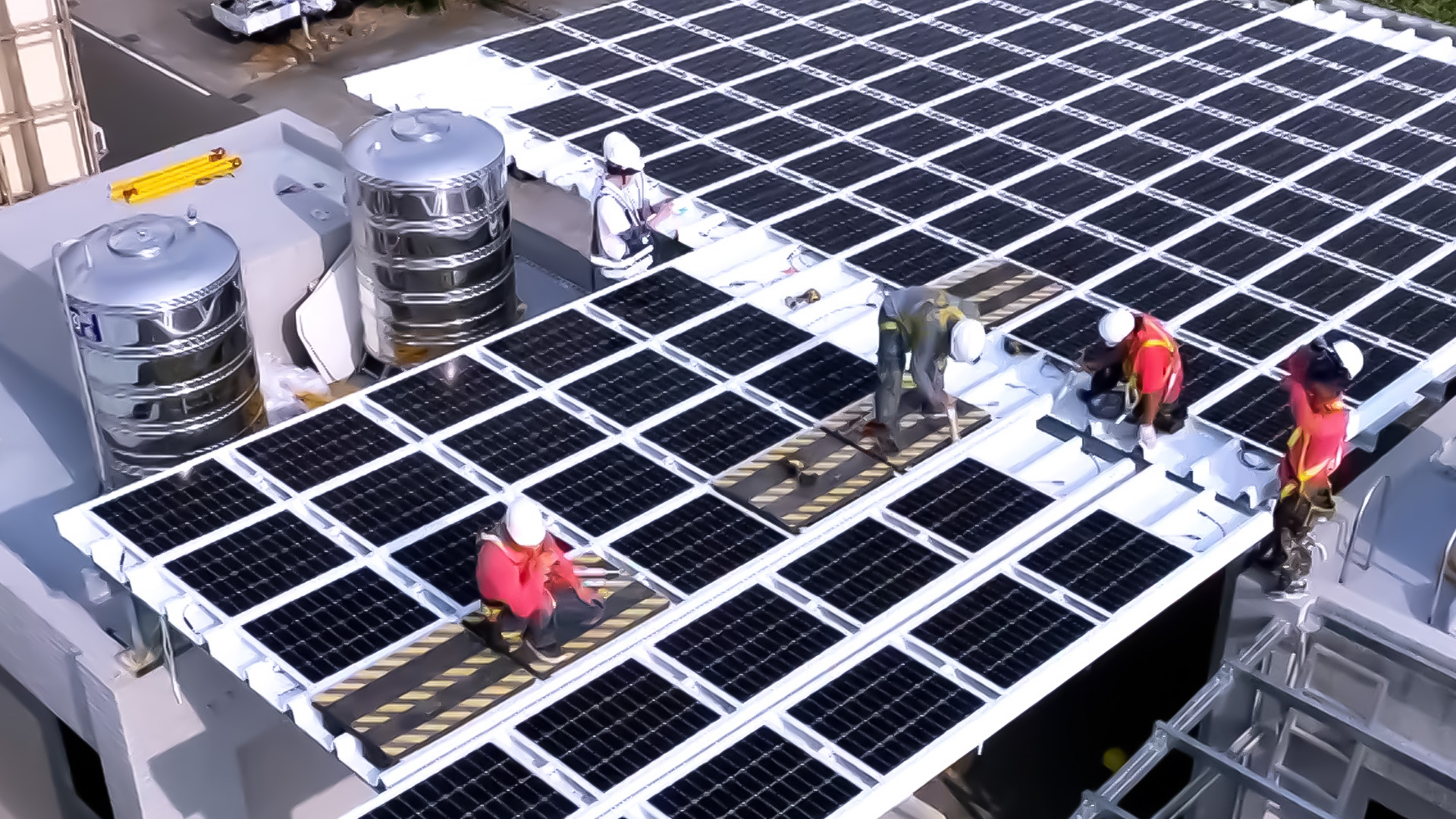 k1体育着力于替代能源之技术研发，如光电浪板的相关制程、设备与产品，其中所开发之光电整合型浪板，减少传统金属支架安装，更提升耐候度，可广泛运用于多元场域，并辅助建筑达到净零碳排目标