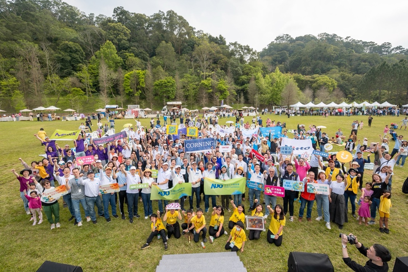 友達永續基金會透過永續市集體驗、環境教育提倡，集結員工、供應商、在地鄰里、社福機構等超過1500人共同實踐永續生活