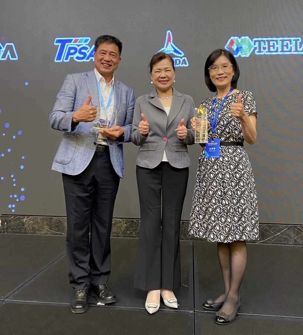 友達致力推動永續發展，於Touch Taiwan2024以3R策略貫穿Display、ESG展位實現綠色展覽目標之成果，Display展位獲綠色裝潢設計鑽質獎最高榮譽，ESG同獲金質獎殊榮。由經濟部長王美花（中）親自頒予友達光電董事長彭双浪（左）、友達光電永續長古秀華（右）