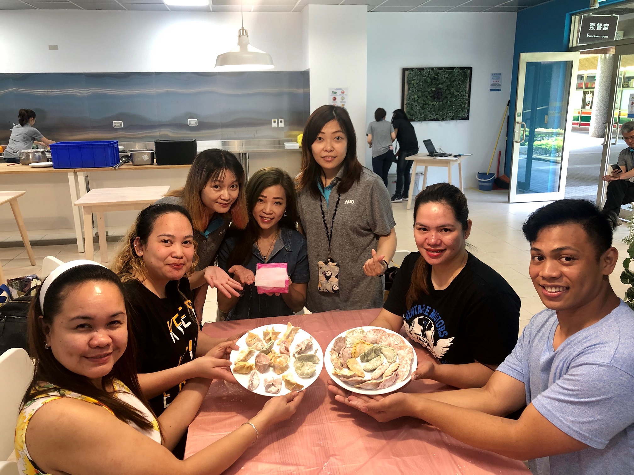 友達將DEI理念貫徹到企業文化和實踐，舉辦如台菲廚藝交流等活動，讓同仁了解彼此文化差異、培養情感