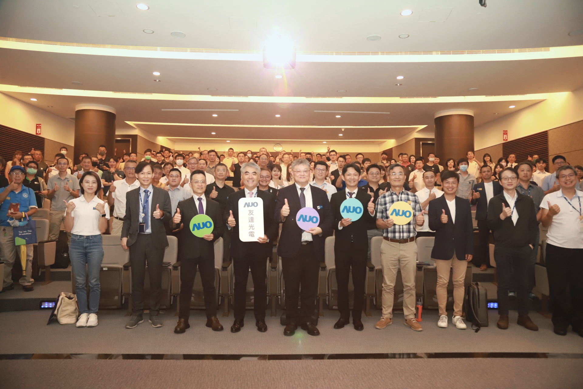 友達光電邀請領域專家共研再生能源發展、電力需求及建築物減碳等議題進行交流，盼共擘綠色永續生態圈的嶄新契機。