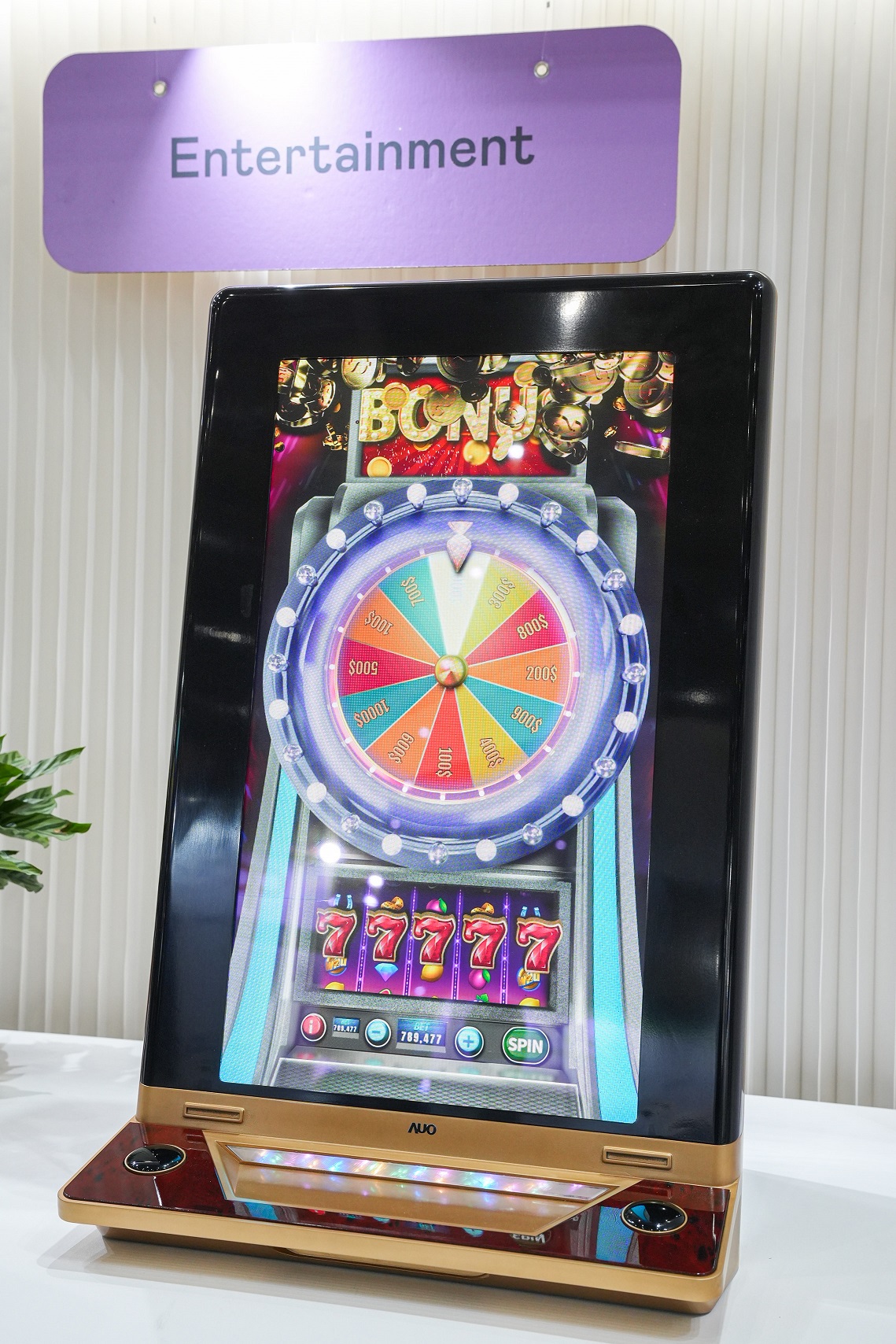 友達30吋真實立體效果顯示器，採用上層Micro LED和下層先進抗反光技術A.R.T.（Advanced Reflectionless Technology）LCD顯示技術整合，引領3D顯示技術革新浪潮