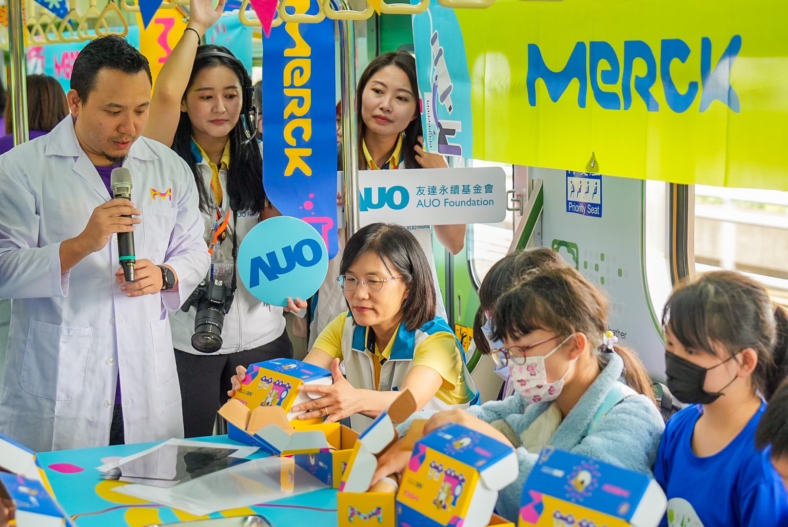 友達以光電、再生能源、水資源三大核心，設計「再生能源和循環經濟」多元永續教育主題，並攜手供應鏈夥伴默克開發創意科學教材及實作體驗，期讓永續素養透過科學探索向下扎根