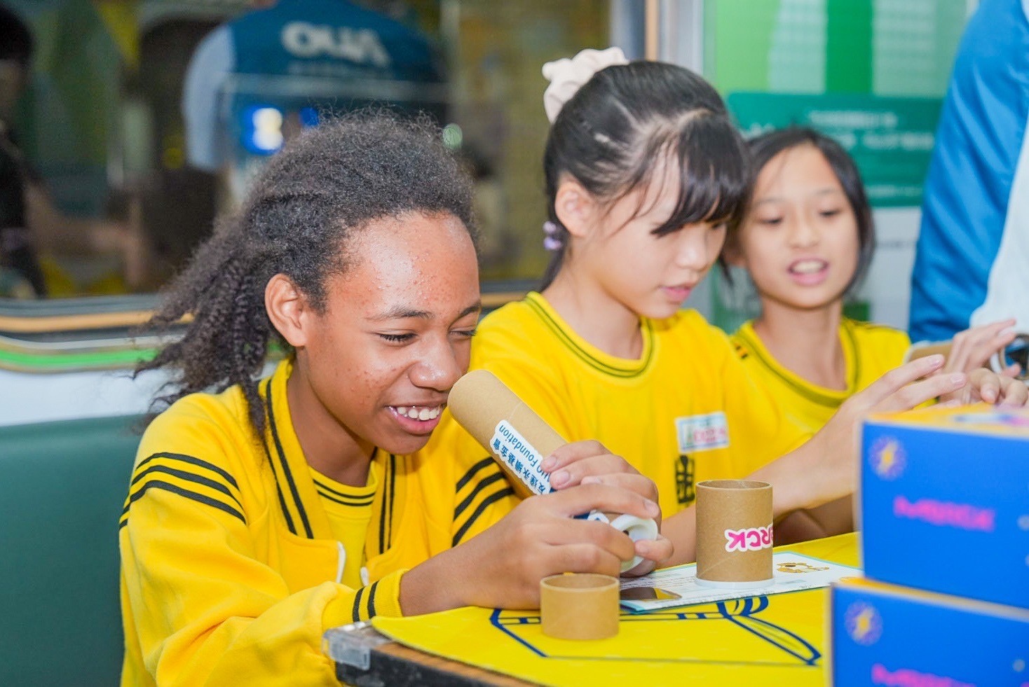 友達與默克分別回收不再使用的偏光片及液晶顯示模組，設計光電課程「玩轉光與闇」，讓學生們親手製作偏光萬花筒與簡易液晶顯示器，實踐循環再生的永續理念