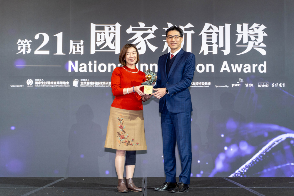 友達旗下子公司友達耘康與達擎分別以「中醫數位化檢測解決方案」及「寬視角3D醫療顯示器」獲得第二十一屆國家新創獎「智慧醫療與健康科技」類別的「企業新創獎」與「國家新創精進獎」兩項殊榮。圖左為衛生福利部政務次長林靜儀、圖右為友達光電智慧醫療事業群總經理廖世宏