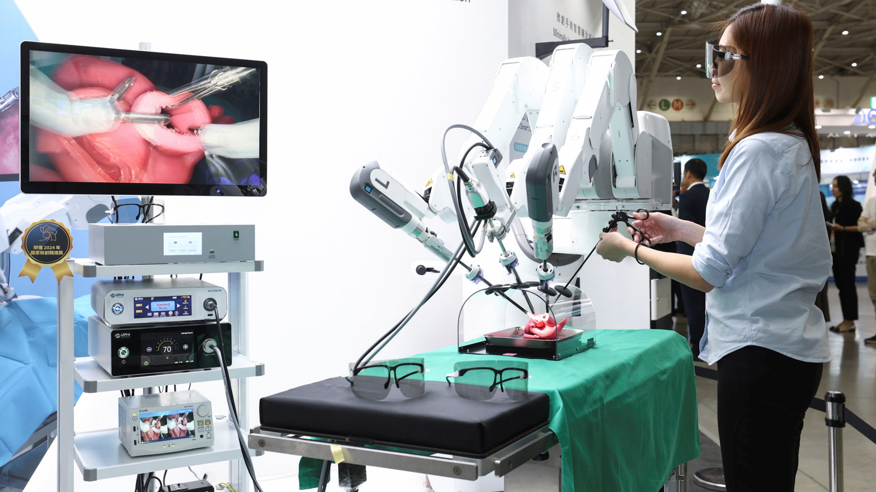 達擎寬視角3D醫療顯示器可應用於機器人手術即時3D解決方案，提供醫療團隊即時、同步的3D手術影像，提升溝通效率與手術安全性