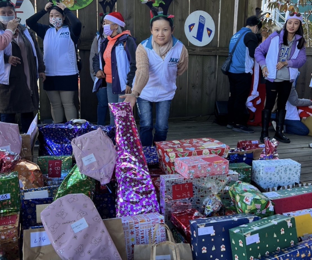 友達永續基金會「圓夢列車」年年迴響熱烈，認捐同仁精心挑選禮物、巧手包裝，整理成隊後，將祝福一一打包送出