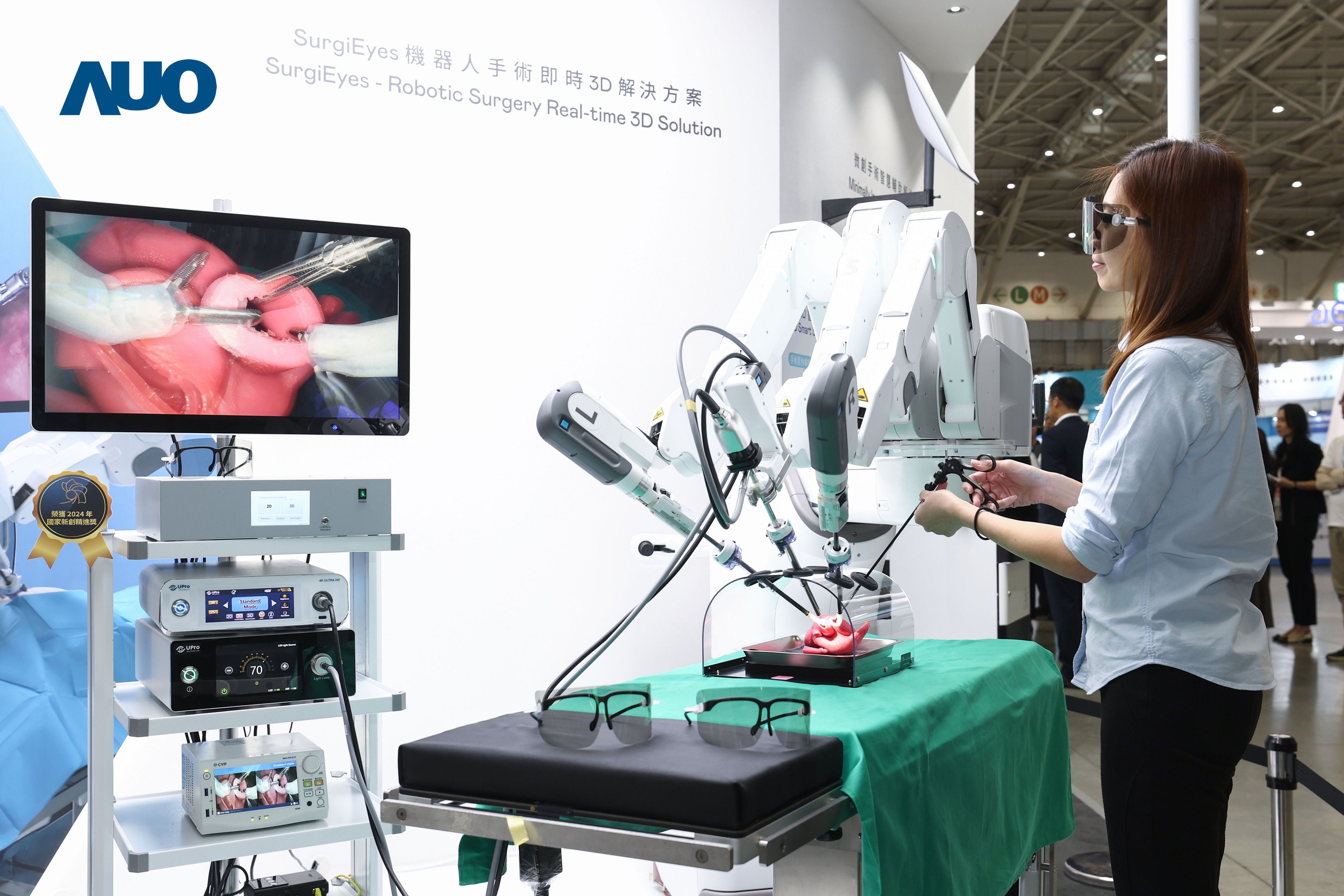 达擎以领先的3D显示技术推出〝SurgiEyes机器人手术实时3D解决方案〞，整合先进3D图像处理与独家3D垂直宽视角、广色域的显示技术，手术团队可实时同步主刀医师视角看到清晰3D影像，提升沟通效率与安全性。