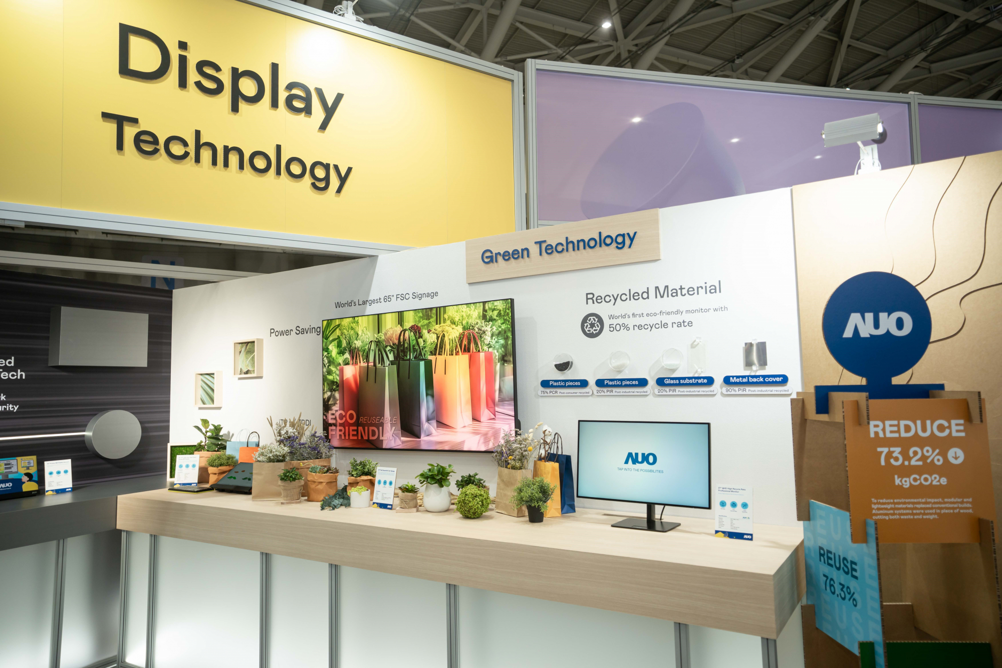 友達Touch Taiwan 2025雙展位再度獲etouch 綠色裝潢設計獎肯定；智慧顯示展位以鋁製模組系統取代傳統木作施作，並在相關裝潢物與設計使用可回收、可重複使用的材料，體現低碳與循環精神。