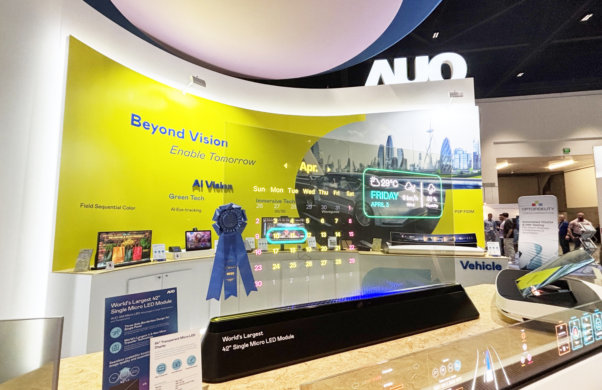 k1体育64吋透明Micro LED显示器获〝最佳Micro LED技术应用奖〞，其绝妙的透明穿透特性，同时具备1,000 nits的高亮度表现，并透过精细的无缝拼接延伸，可依需求灵活应用于多元场域，展现出Micro LED显示技术划时空的无限潜力