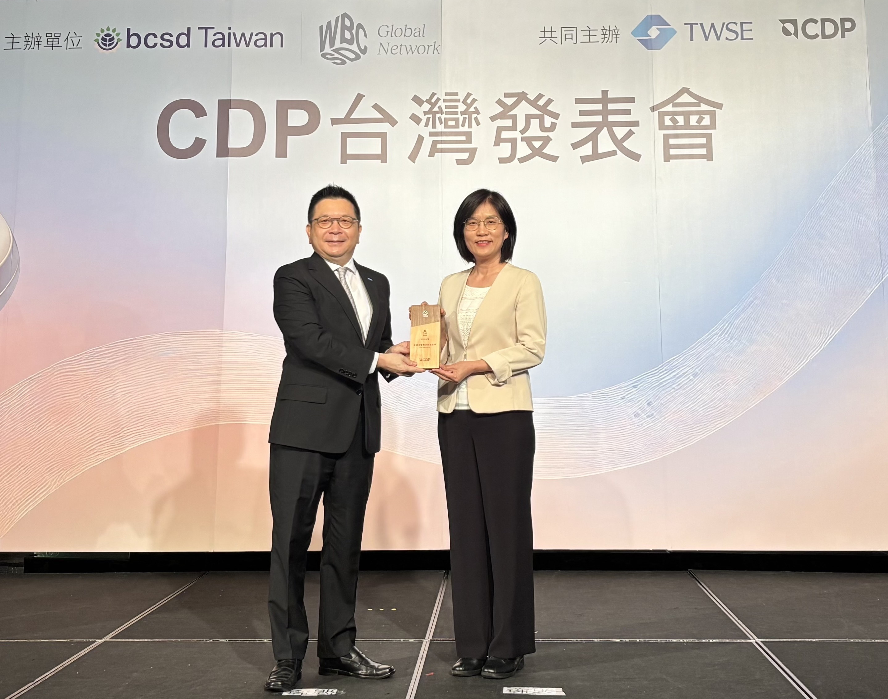 友達永續成果再獲國際評比肯定，獲頒CDP氣候與水資源雙項領導力評級。今由臺灣證券交易所董事長林修銘（左）頒獎，友達光電永續長古秀華（右）代表受獎