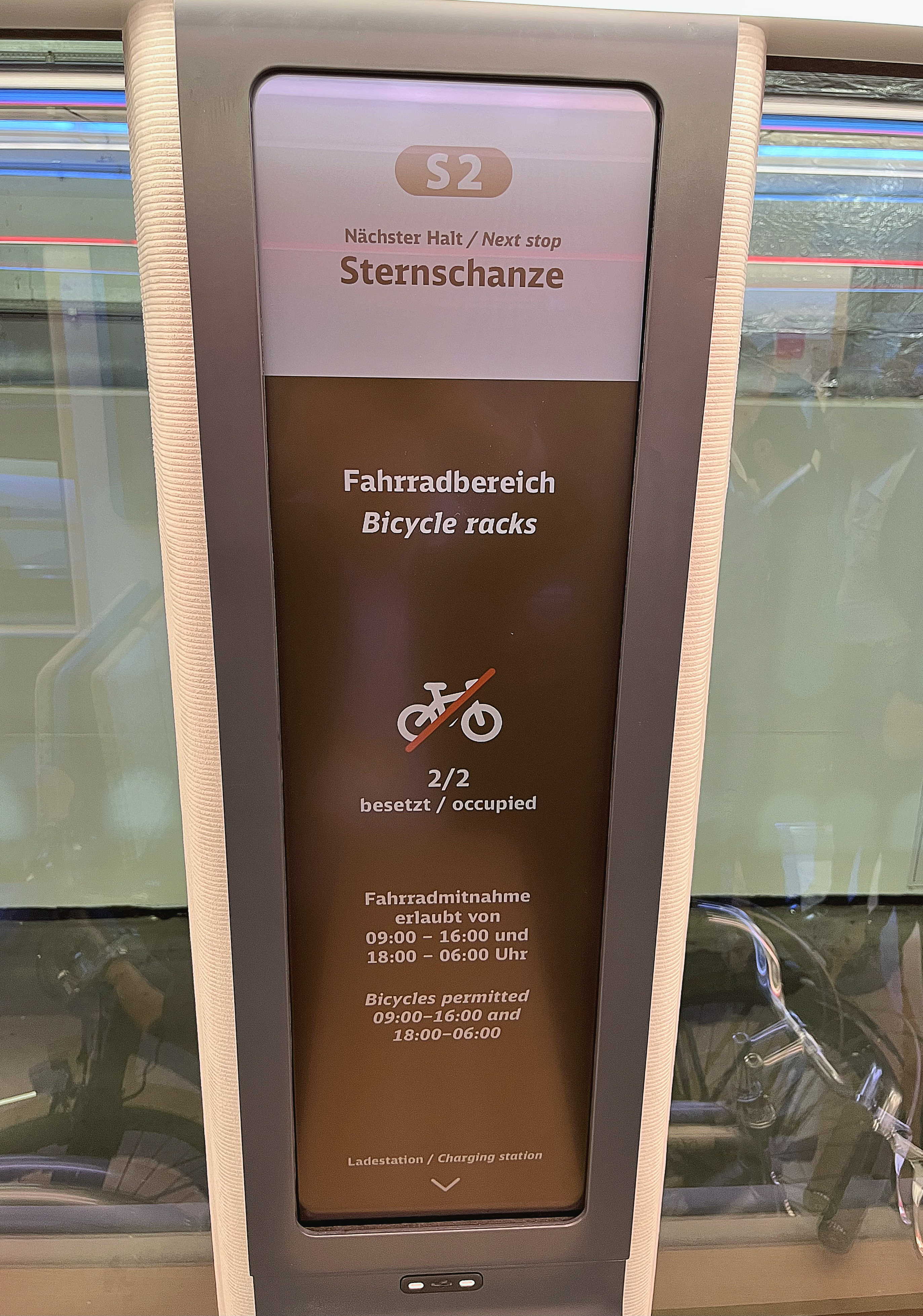 达擎HiRaso显示技术采用胆固醇液晶独特的双稳态特性及反射环境光线的方式，发挥最佳能源运用效率，其仅在更换显示画面时才消耗电力，在持续静止的画面显示上则为零耗电，与传统液晶显示技术相比大幅节省90%能耗