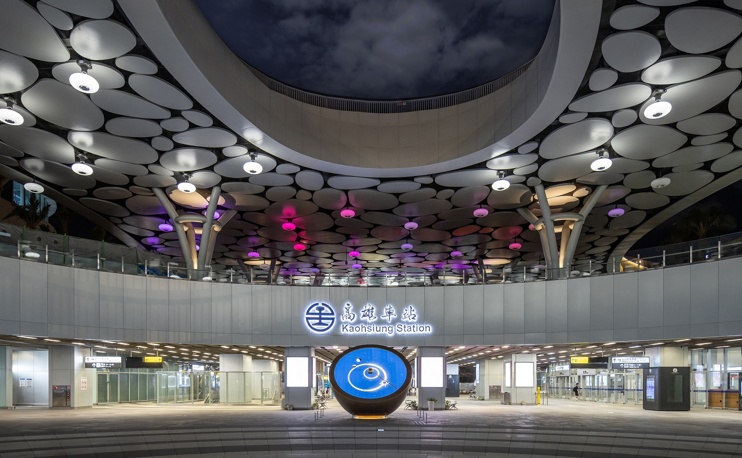 創利空間參與《高雄車站共感空間》公共藝術計畫，擔任視覺科技整合夥伴。於「看時間」天文鐘作品中提供技術指導，整合圓形LED鐘面與鐘體結構，在時間、天象星盤與空間氛圍間生動展演