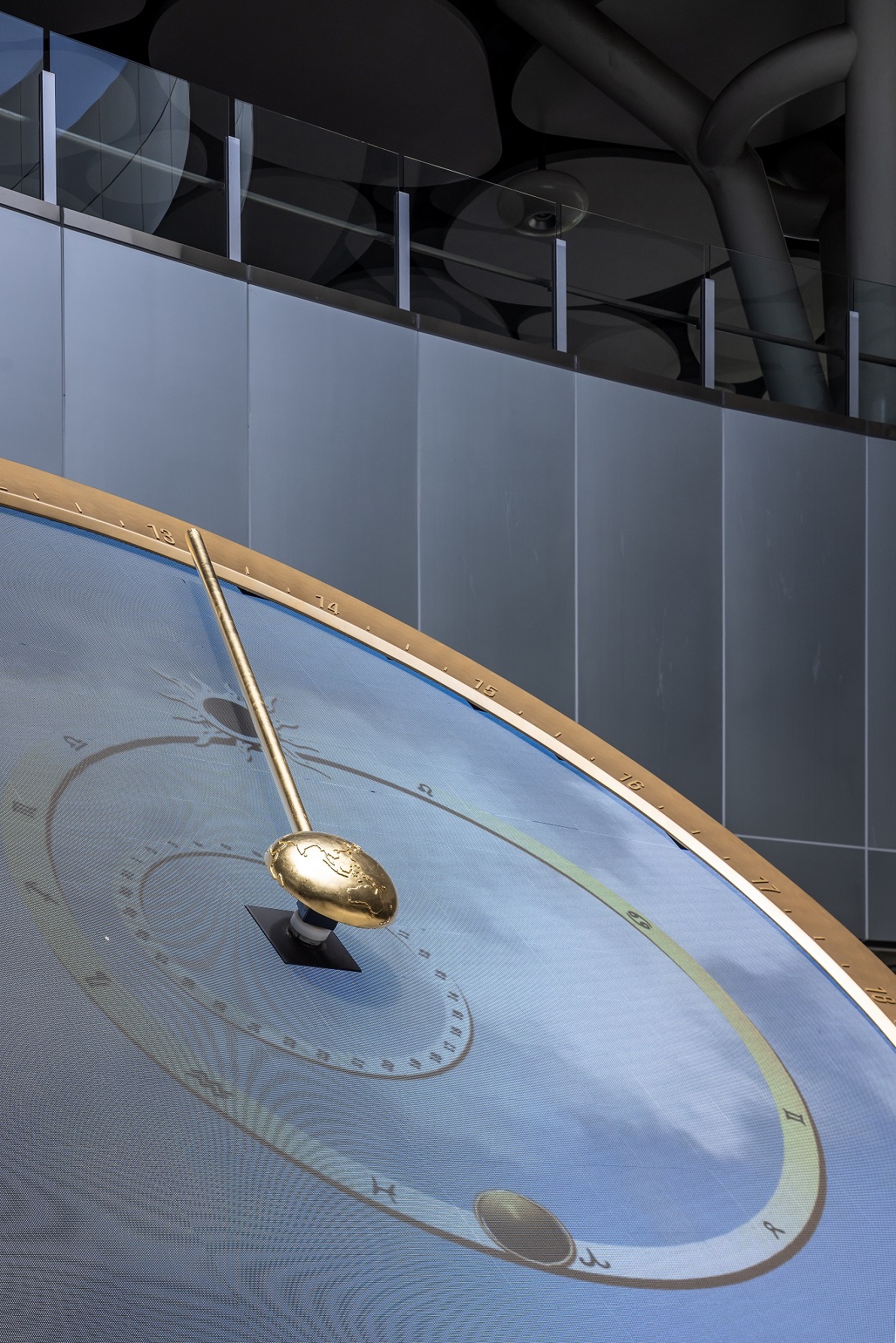 創利空間參與《高雄車站共感空間》公共藝術計畫，擔任視覺科技整合夥伴。於「看時間」天文鐘作品中提供技術指導，整合圓形LED鐘面與鐘體結構，在時間、天象星盤與空間氛圍間生動展演