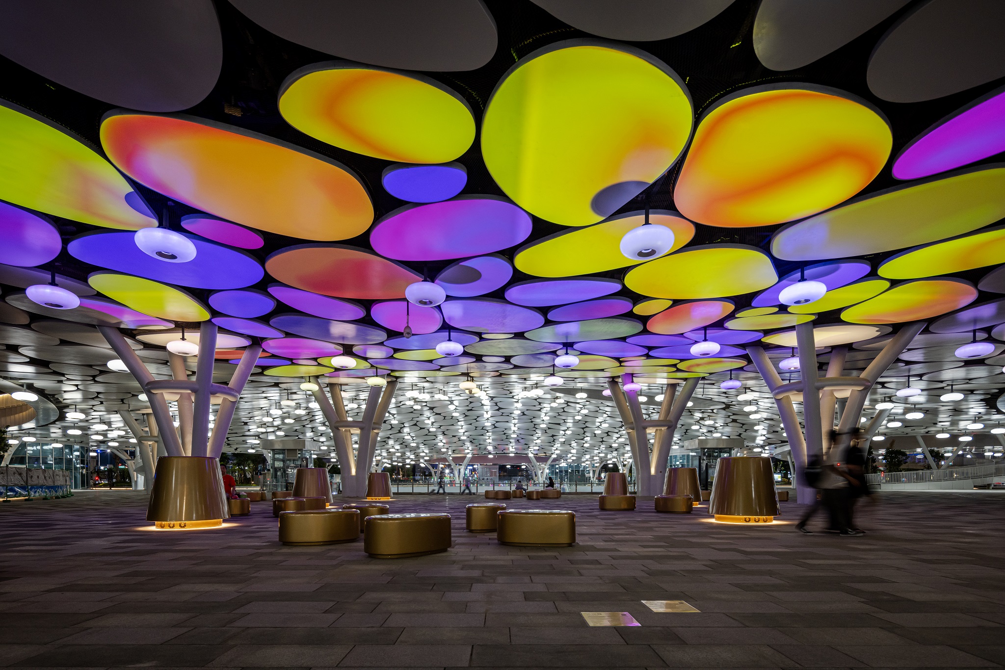 於「染色彩」作品中，創利空間協助藝術團隊將高雄車站天棚2700片鋁製雲朵染上繽紛色彩，從設備設定、光影軟體串接到現場調校，確保光線準確落在雲朵表面，展現層次與意境