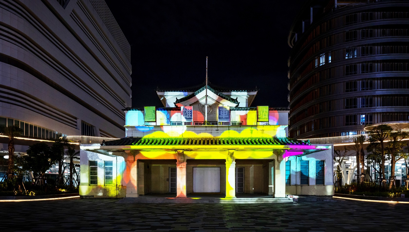 「映回憶」這項建築光雕作品展演高雄車站老站體回歸歷程，創利空間協助設計團隊精準呈現建築線條與歷史意象，並納入交通安全考量而調整光影呈現，展現整合技術與空間敏感度