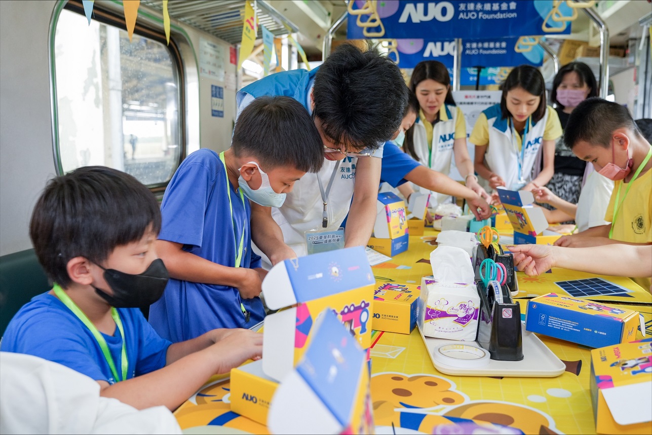 今年友達設計「光電、再生能源、水資源」三大課程主題，攜手供應鏈夥伴默克及大豐環保，以循環經濟理念開發創意教材