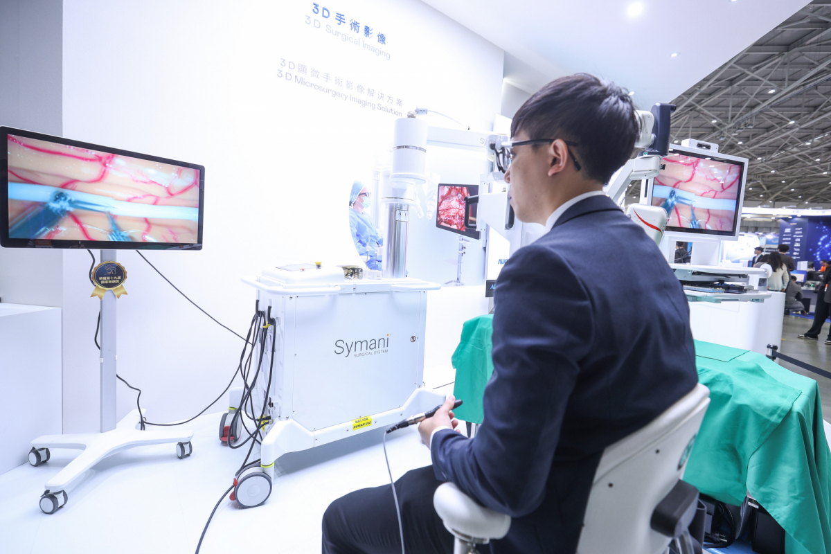 达擎推出〝3D显微手术影像解决方案〞，将3D影像技术从腹腔内视镜手术延伸至神经、血管、淋巴等高难度显微手术，提供超清晰立体视野，协助医疗团队在复杂手术中完成精准细腻操作。